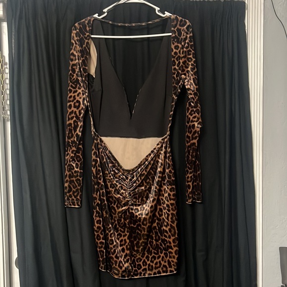 Symphony Cheetah Deep V-cut Dress - Picture 2 of 5
